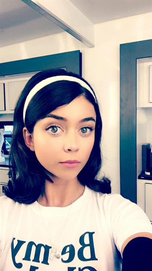 Sarah Hyland taking a selfie