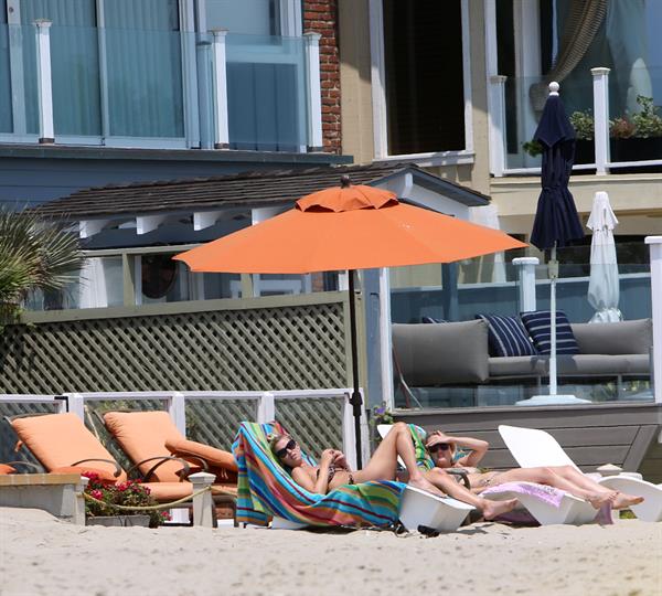 Nicky Hilton - Relaxes in the sun in Malibu (18.07.2013) 