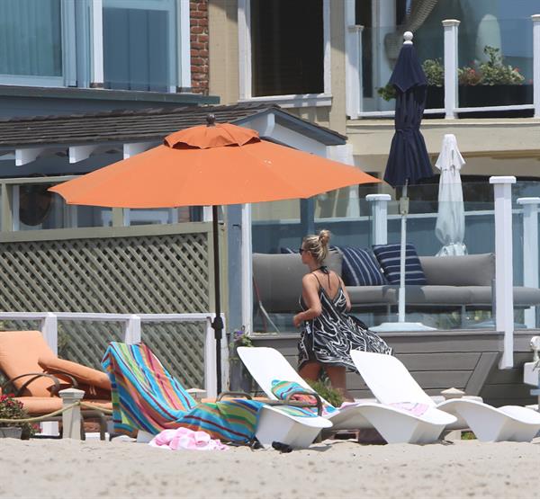 Nicky Hilton - Relaxes in the sun in Malibu (18.07.2013) 