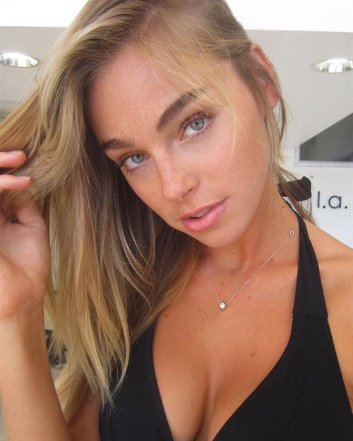 Elizabeth Turner taking a selfie