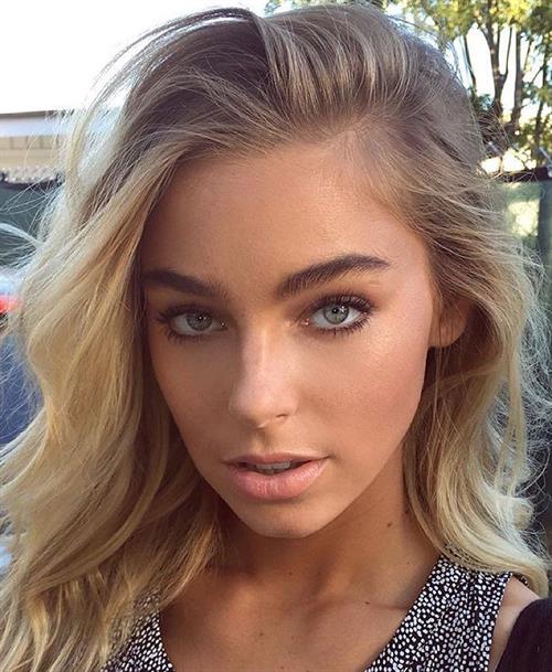 Elizabeth Turner taking a selfie