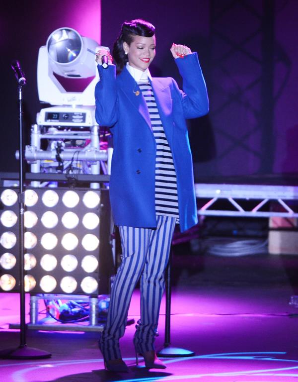 Rihanna Westfield Stratford Lights London Switch On - Performance (November 19, 2012) 