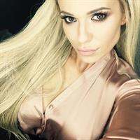 Dorota Rabczewska taking a selfie