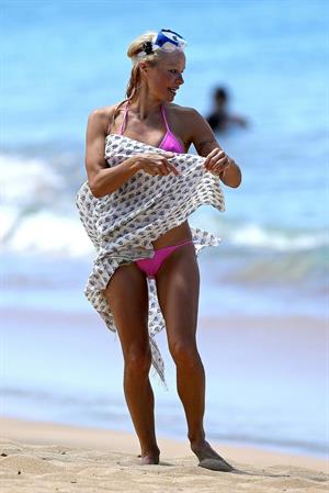 Pamela Anderson and e-husband Rick Salomon continue their Hawaiian vacation - August 15, 2013 