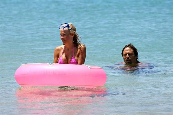 Pamela Anderson and e-husband Rick Salomon continue their Hawaiian vacation - August 15, 2013 