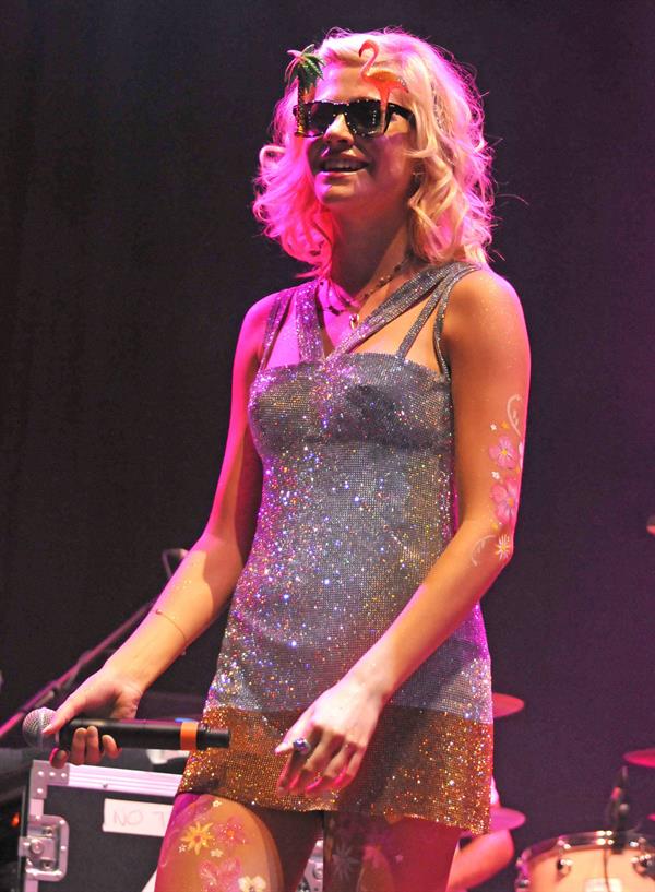Pixie Lott Performs at the V Festival at Hylands Park in Chelmsford Day 2 - 19.08.2012