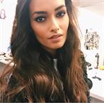 Gizele Oliveira taking a selfie