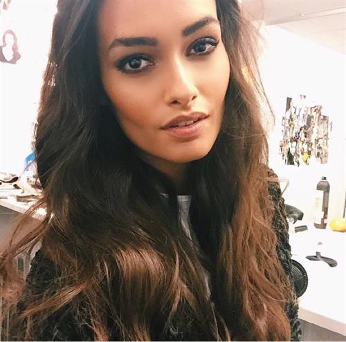 Gizele Oliveira taking a selfie