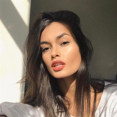 Gizele Oliveira taking a selfie