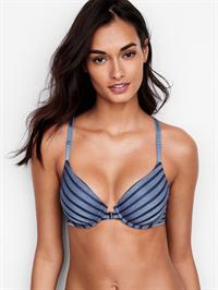 Gizele Oliveira in lingerie