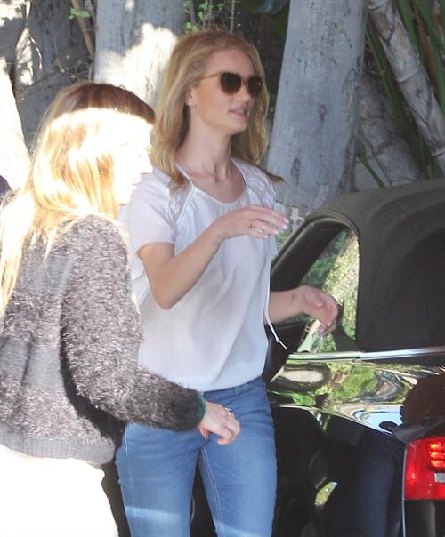 Rosie Huntington Whiteley - Running errands in West Hollywood (13.02.2013) 