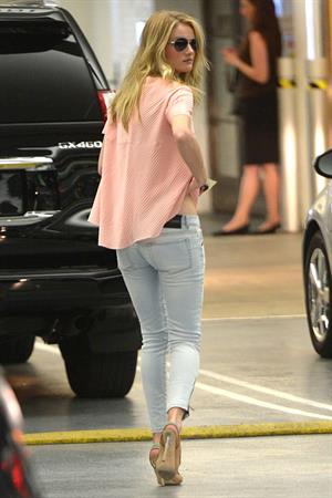 Rosie Huntington-Whiteley lunch at Soho House in LA 3/13/13 
