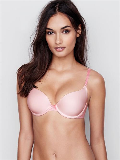 Gizele Oliveira in lingerie