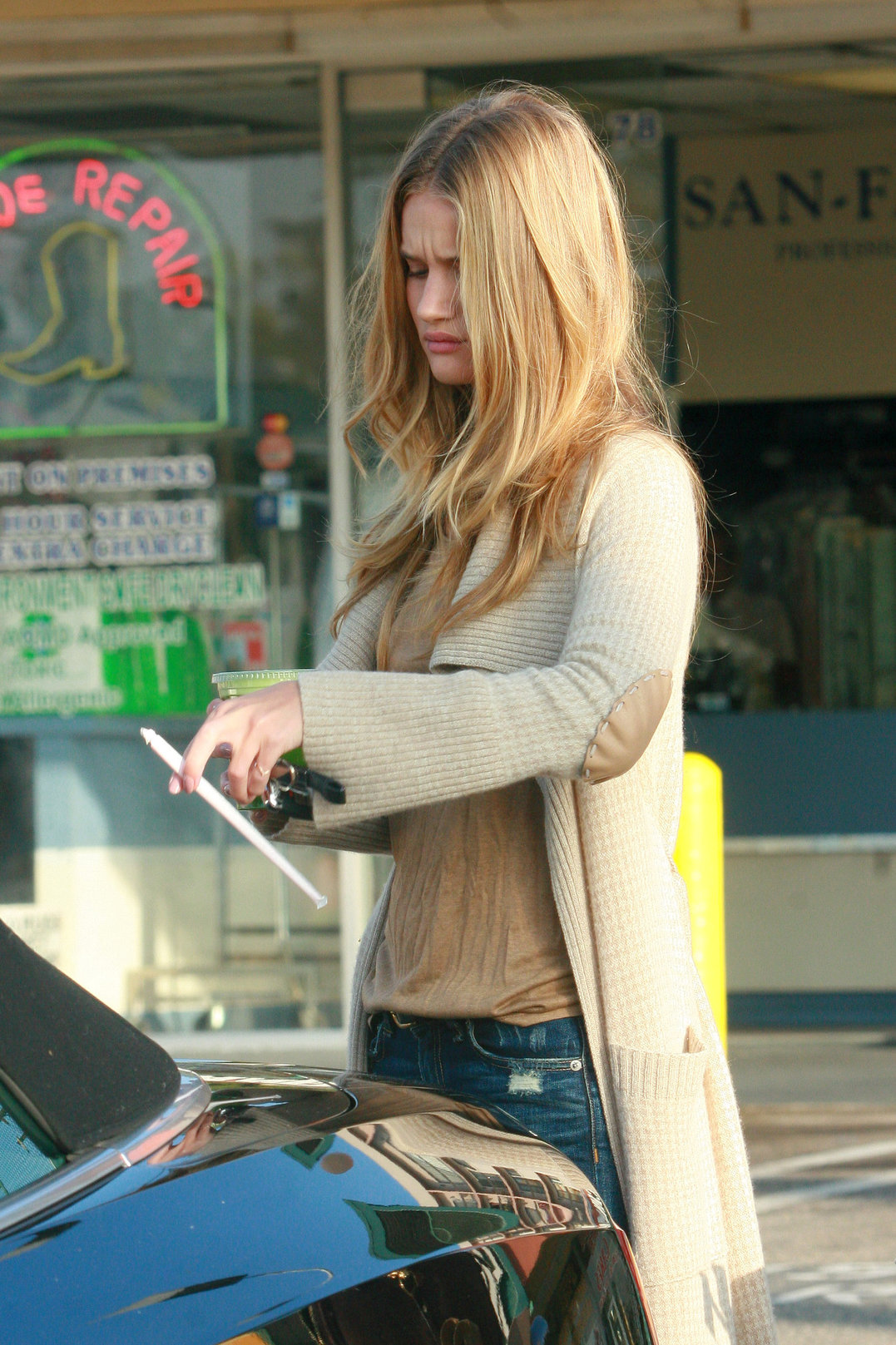 Rosie Huntington-Whiteley Pictures Rosie Huntington-Whiteley Whole Foods in Hollywood - November 3, 2012