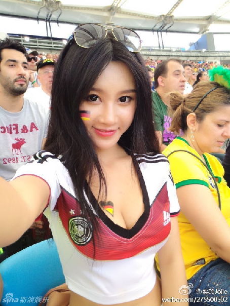 Fan Ling taking a selfie