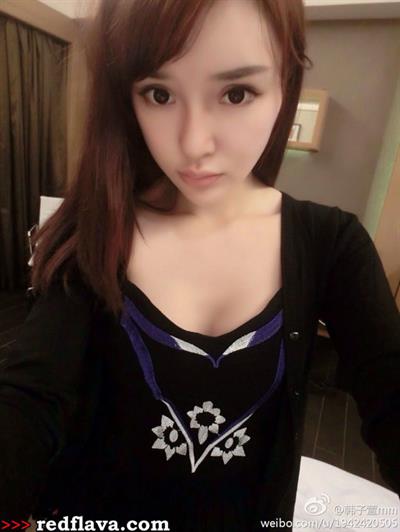 Han Zi Xuan taking a selfie