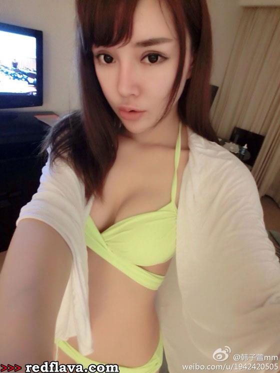 Han Zi Xuan in lingerie taking a selfie
