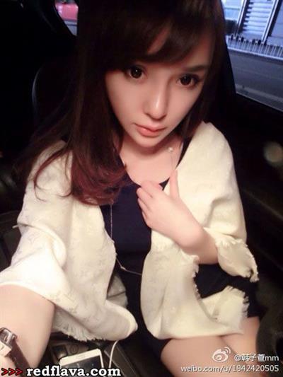 Han Zi Xuan taking a selfie