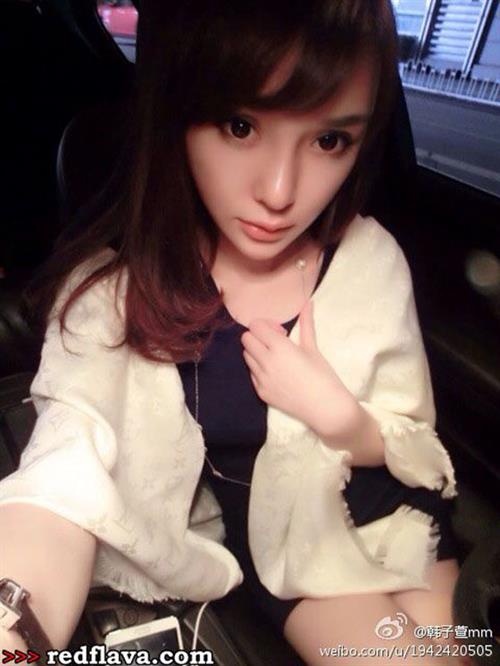 Han Zi Xuan taking a selfie