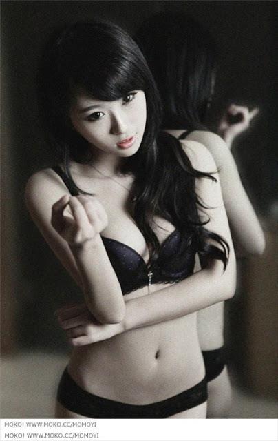 Hua Yi Mo in lingerie