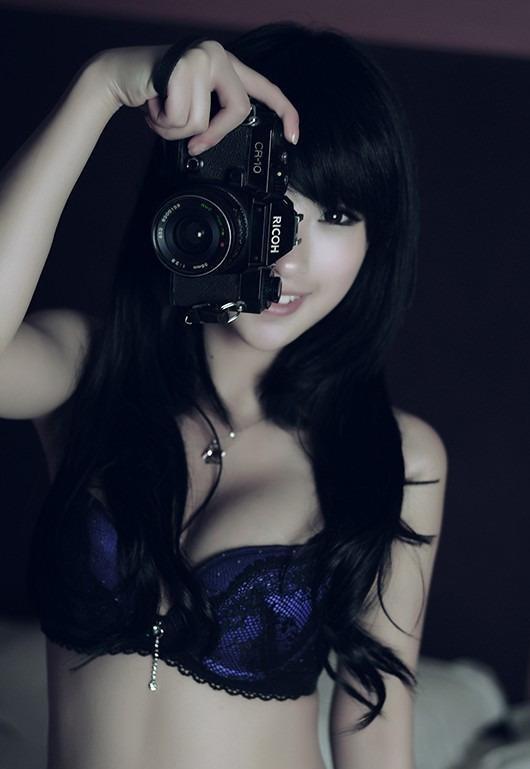 Hua Yi Mo in lingerie taking a selfie