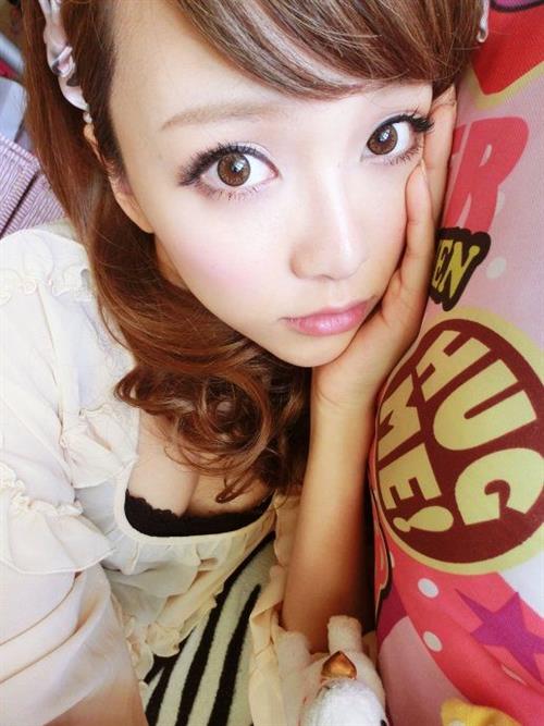 Huang Yi Lin taking a selfie