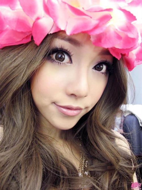 Huang Yi Lin taking a selfie