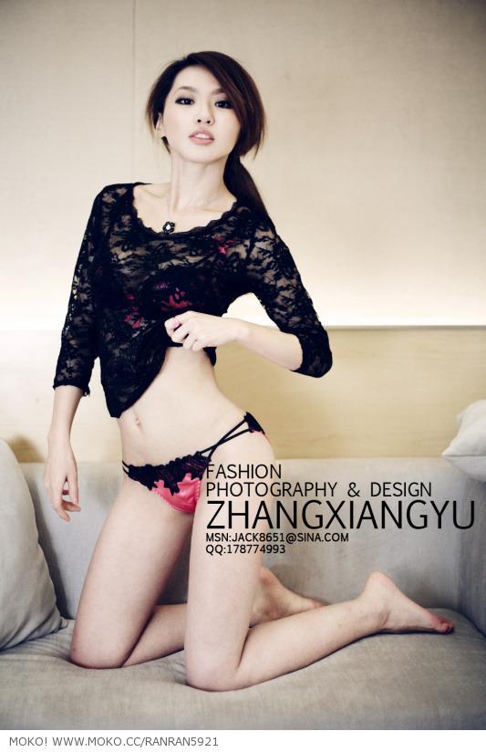 Sheng Xin Ran in lingerie