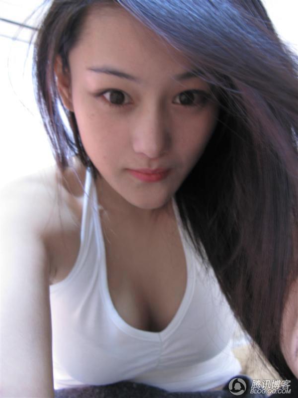 Vivian Zhang Xinyu taking a selfie