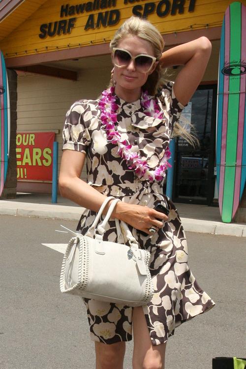 Paris Hilton Shopping with her friend in Hawaii 25.05.13 