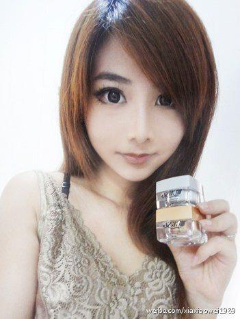 Xia Xiao Wei taking a selfie