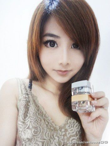 Xia Xiao Wei taking a selfie