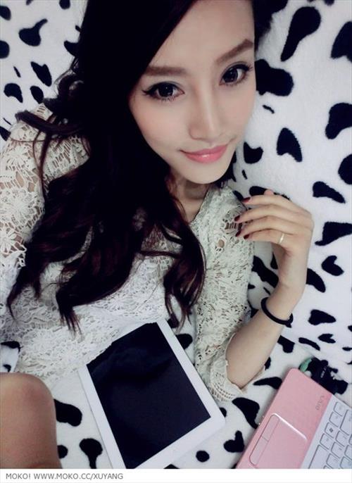 Xu Qian Er taking a selfie