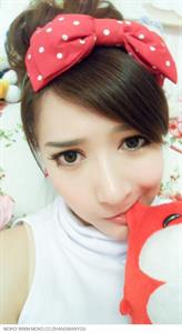 Zhang Wanyou taking a selfie