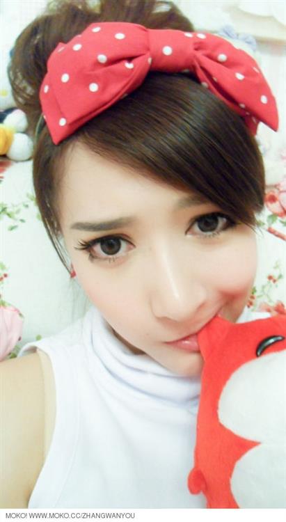 Zhang Wanyou taking a selfie