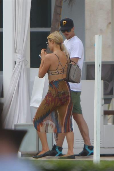 Paris Hilton lunch in Miami December 10-2012  