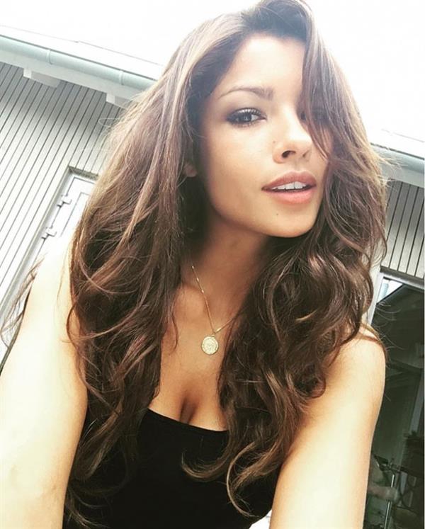 Mariana Fernandes taking a selfie