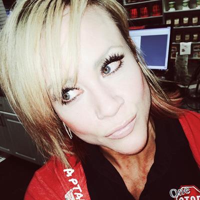 Amanda Michelle Folstad Ptak taking a selfie