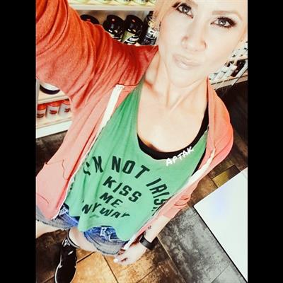 Amanda Michelle Folstad Ptak taking a selfie