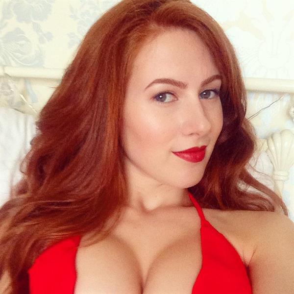 Scarlett Howard taking a selfie