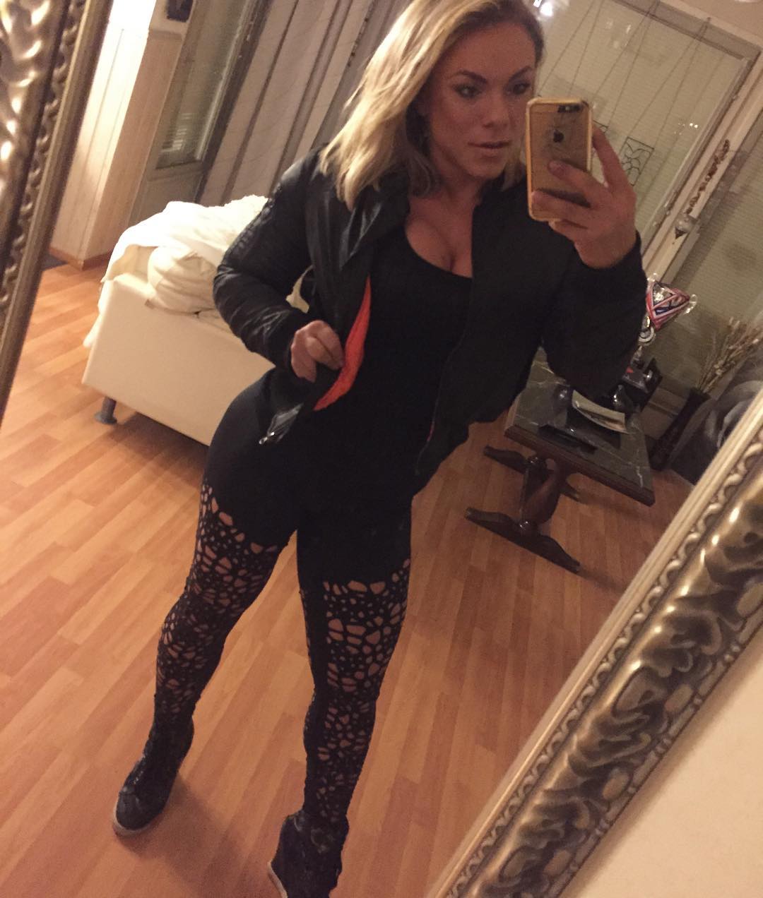 Minna Pajulahti taking a selfie