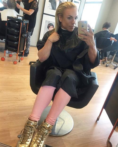 Minna Pajulahti taking a selfie