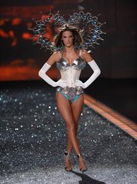Alessandra Ambrosio Victoria's Secret fashion show 2009 