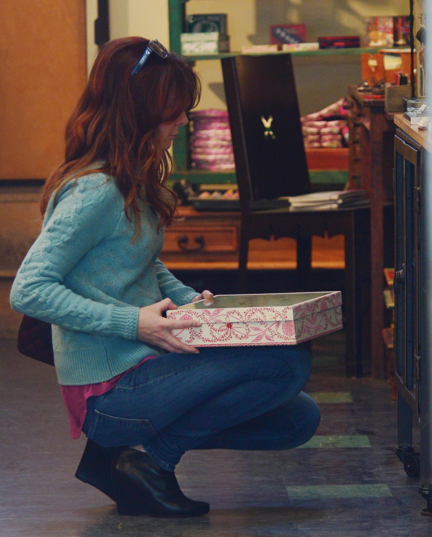 Alyson Hannigan Picks out some gifts at New Stone Age in Los Angeles (January 29, 2014) 