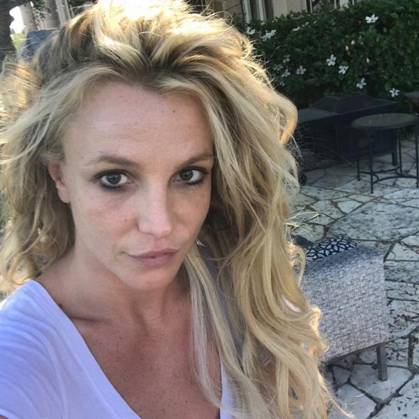Britney Spears taking a selfie