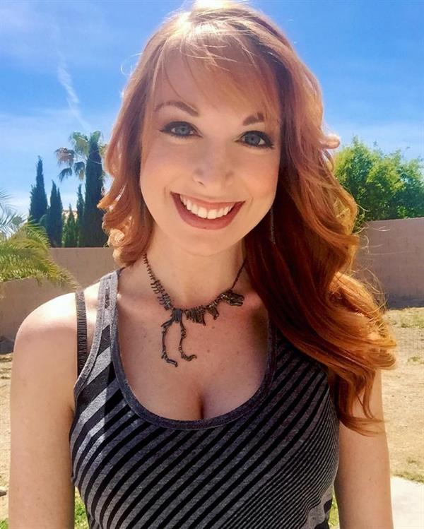 Lisa Foiles taking a selfie