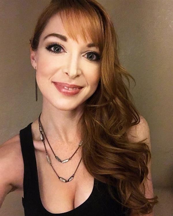 Lisa Foiles taking a selfie