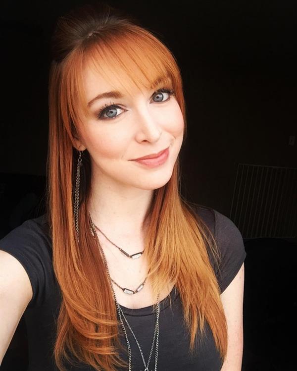 Lisa Foiles taking a selfie