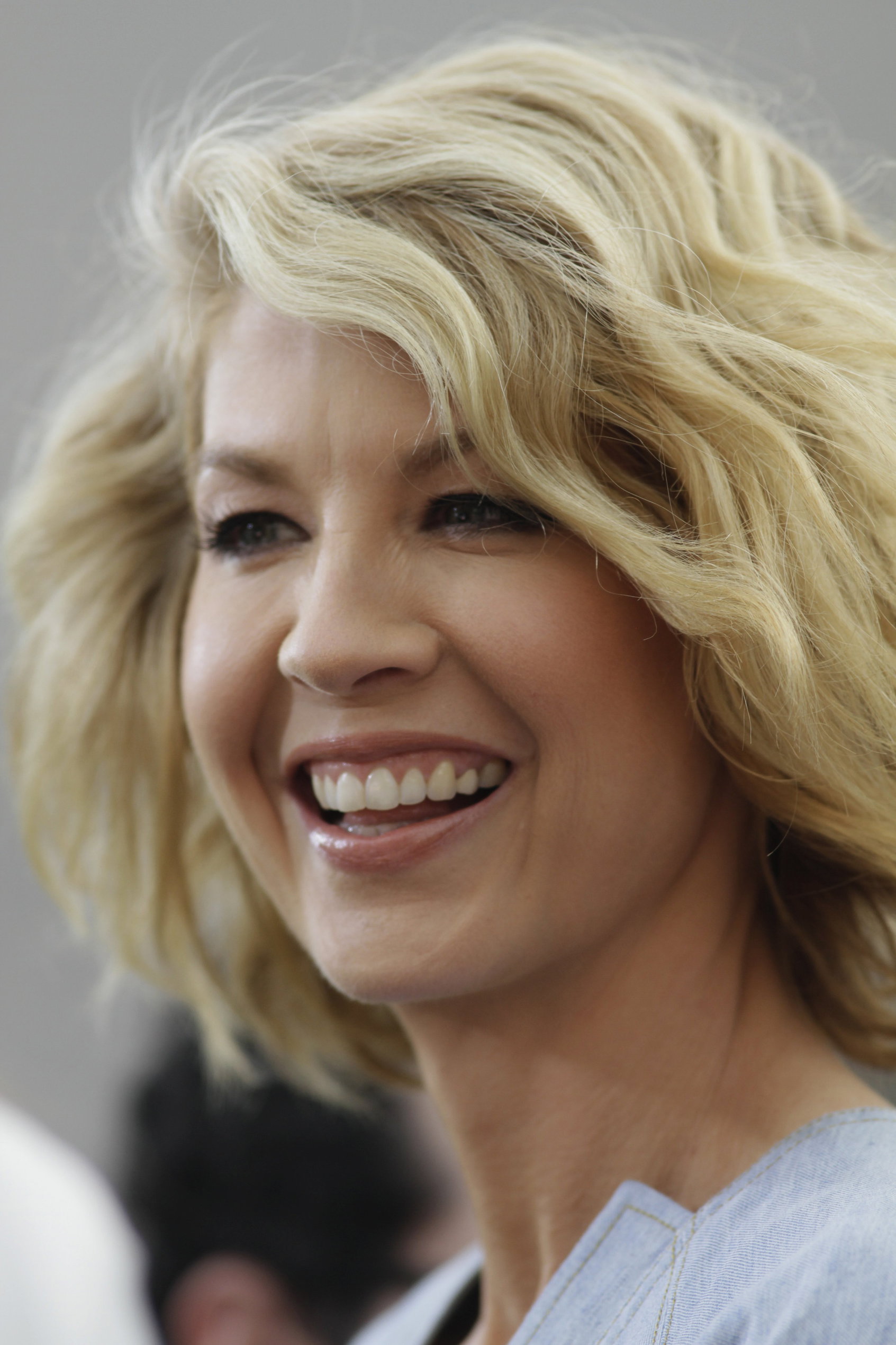 Jenna Elfman - On the set of Extra at The Grove in Los Angeles on February 14, 2013