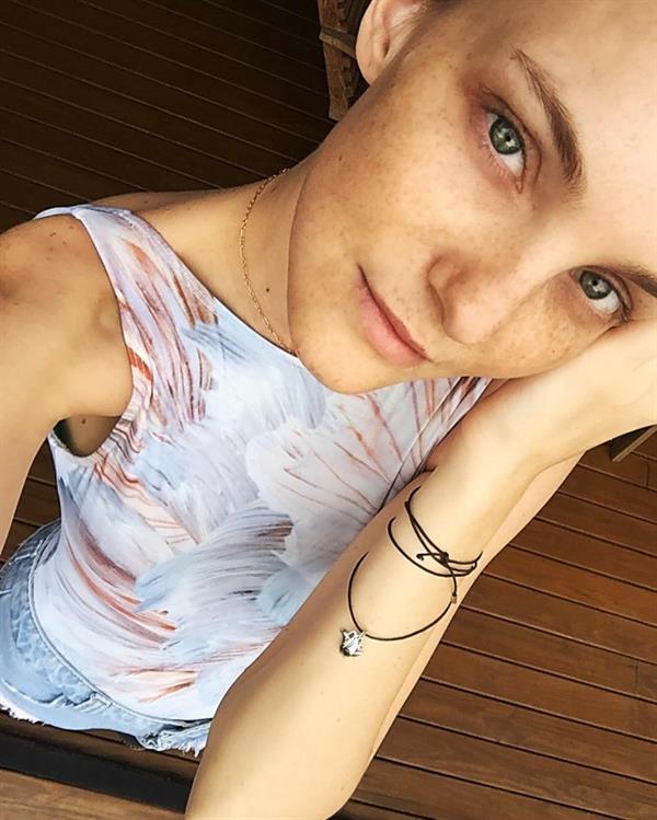 Caroline Trentini taking a selfie